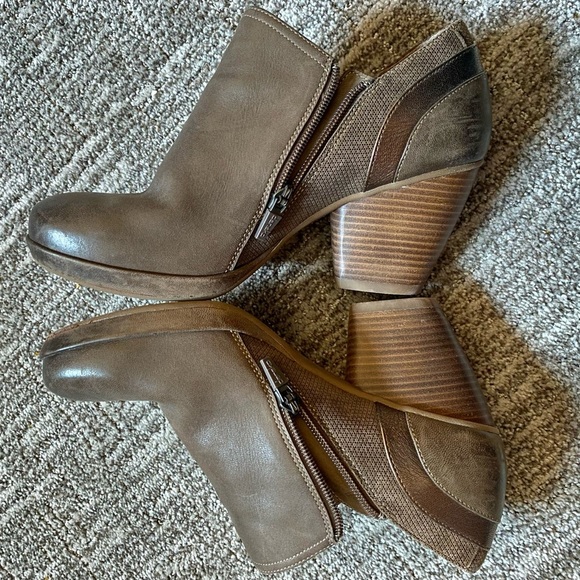 Heeled Ankle Bootie - Picture 3 of 7